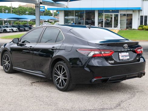 Used 2023 Toyota Camry SE FWD image 3