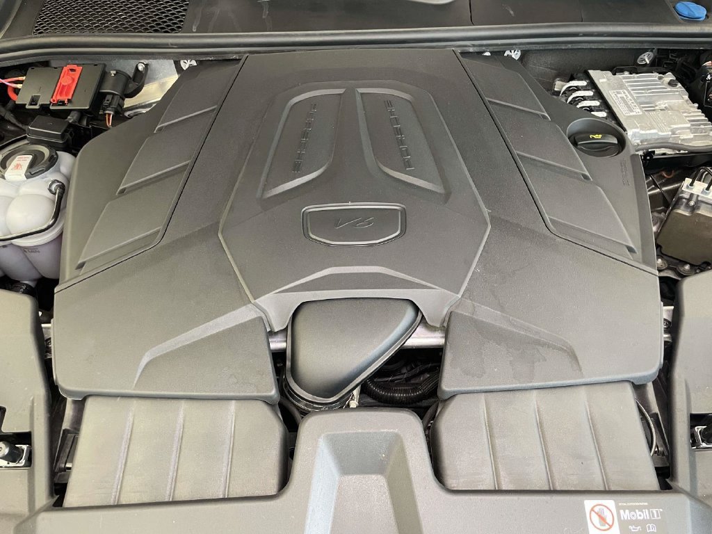 Certified 2025 Porsche Cayenne AWD/4WD image 24