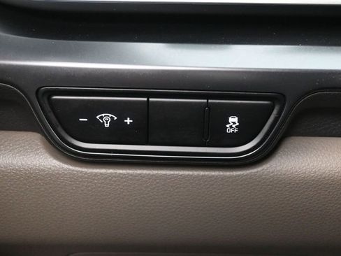 Used 2025 Kia Carnival FWD image 25