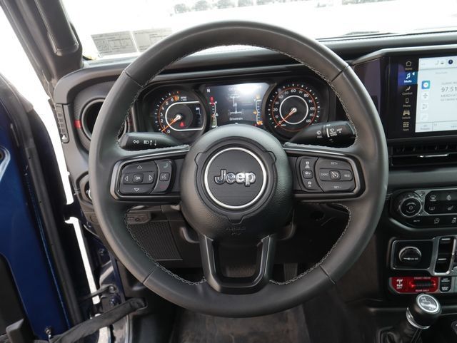 Used 2025 Jeep Gladiator Rubicon w/ Convenience Group AWD/4WD image 16