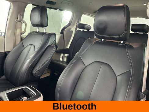 Used 2024 Chrysler Pacifica Touring-L FWD image 11