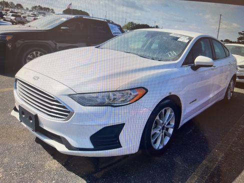 Used 2019 Ford Fusion SE image 1
