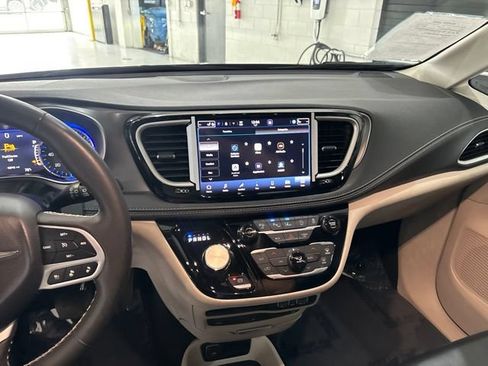 Used 2023 Chrysler Pacifica Touring-L w/ Uconnect Theater Family Group AWD/4WD image 23