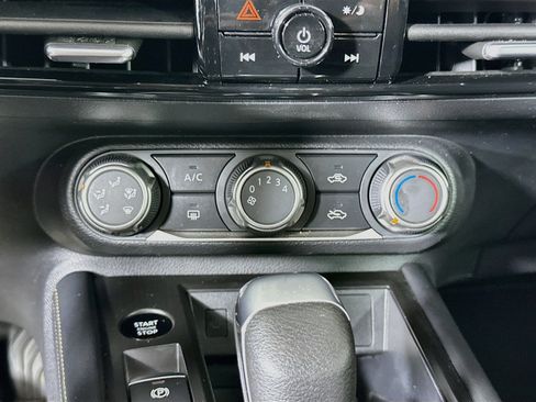 Used 2025 Nissan Kicks SV AWD/4WD image 22
