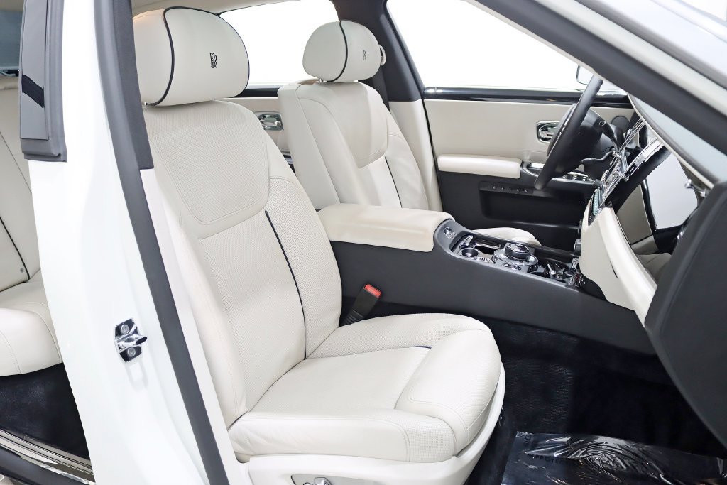 Used 2016 Rolls-Royce Ghost RWD image 31