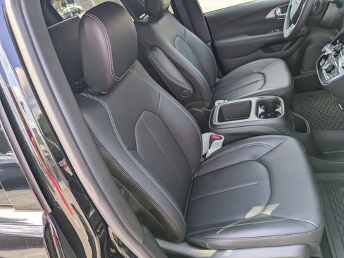 New 2026 Chrysler Pacifica Select image 29