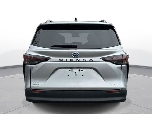 Used 2025 Toyota Sienna XLE image 7