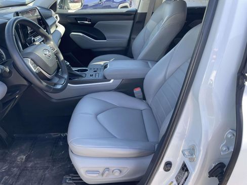 Used 2023 Toyota Highlander XLE AWD/4WD image 23
