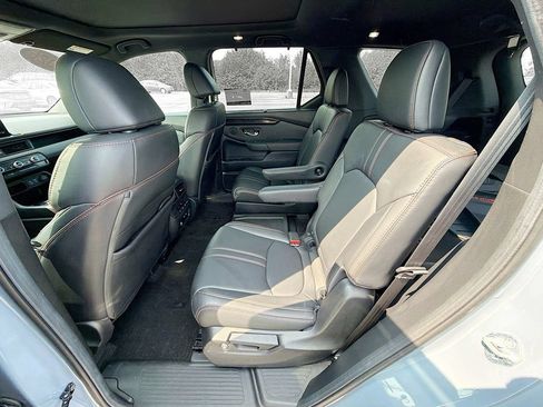 Used 2025 Honda Pilot TrailSport image 30