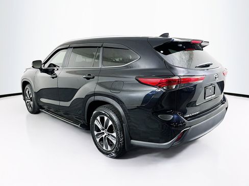 Used 2023 Toyota Highlander XLE FWD image 5