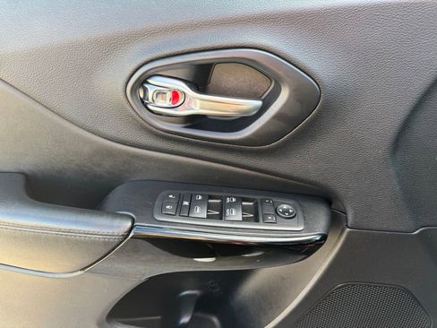 Used 2019 Jeep Cherokee Latitude Plus FWD image 11