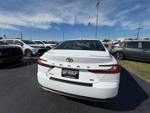 Used 2025 Toyota Camry SE FWD image 4