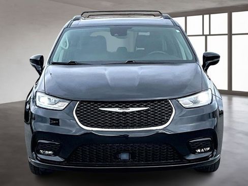 Used 2022 Chrysler Pacifica Touring-L FWD image 4