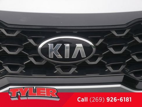 Used 2021 Kia Sorento S w/ Panoramic Sunroof Package AWD/4WD image 11