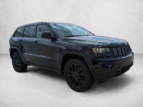 Used 2018 Jeep Grand Cherokee Altitude AWD/4WD image 3