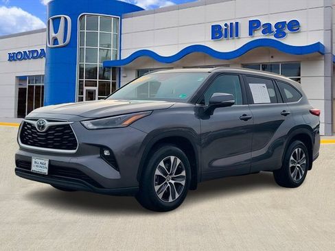 Used 2023 Toyota Highlander XLE image 2