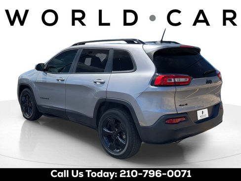 Used 2018 Jeep Cherokee Latitude w/ Altitude Package AWD/4WD image 5