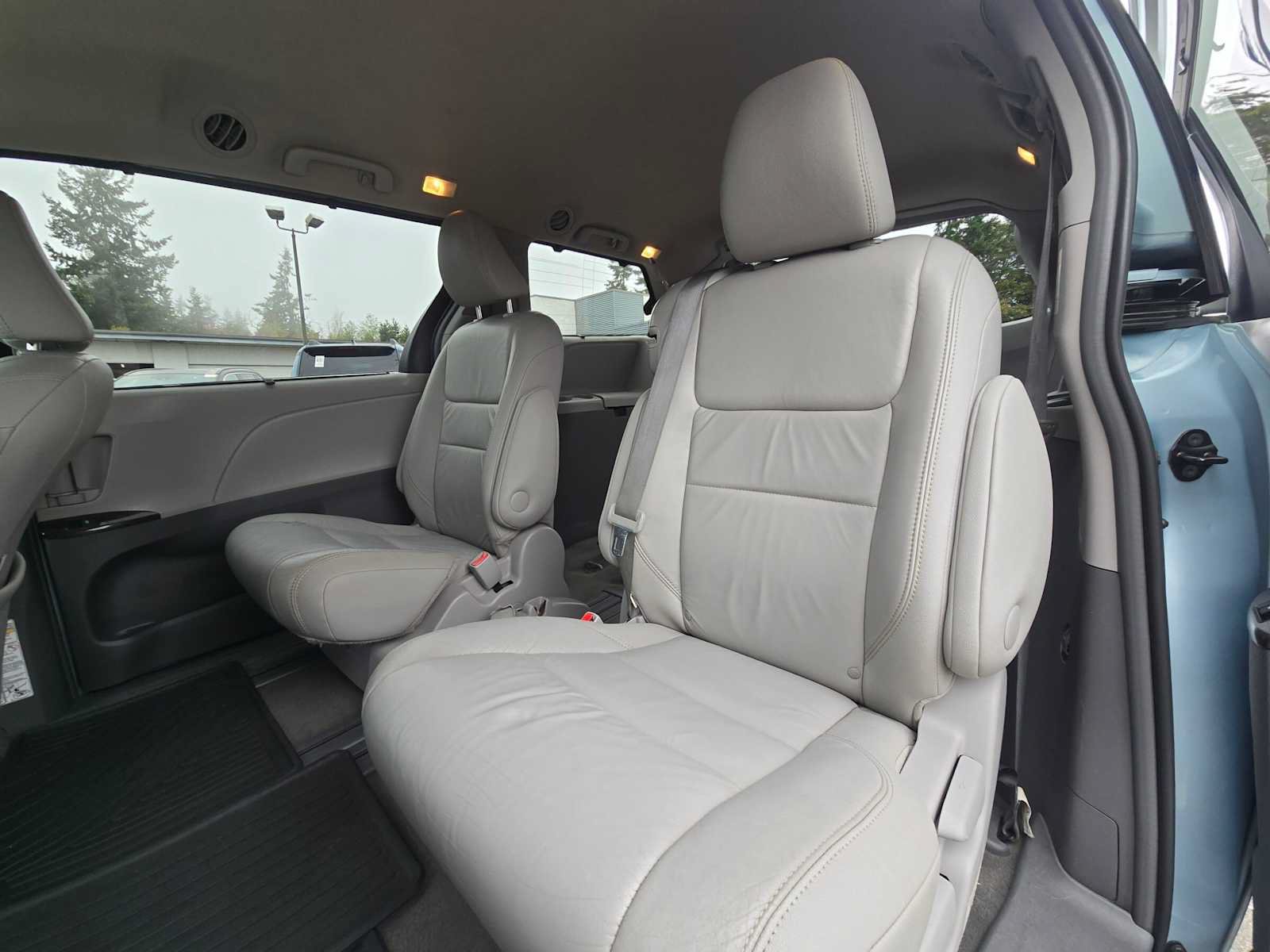 Used 2016 Toyota Sienna XLE w/ XLE Navigation Package FWD image 16