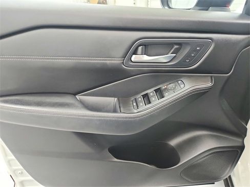 Used 2025 Nissan Rogue SL w/ Tech Package image 34