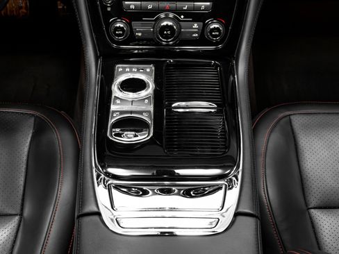 Used 2016 Jaguar XJ R image 28