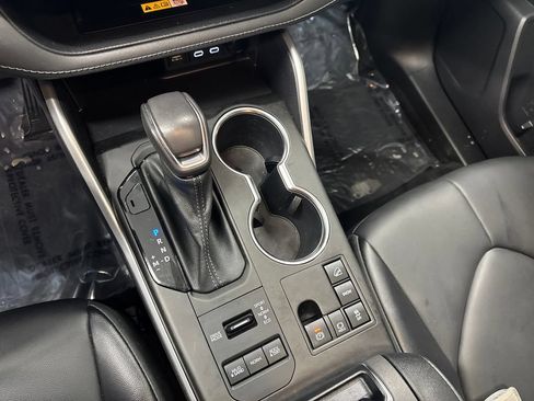 Used 2023 Toyota Highlander XLE AWD/4WD image 24