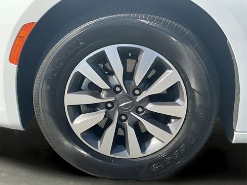 Used 2024 Chrysler Pacifica Select image 50