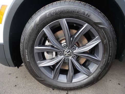 Used 2022 Volkswagen Tiguan SE w/ Panoramic Sunroof Package image 32