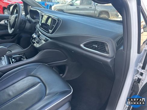 Used 2025 Chrysler Pacifica Limited image 55