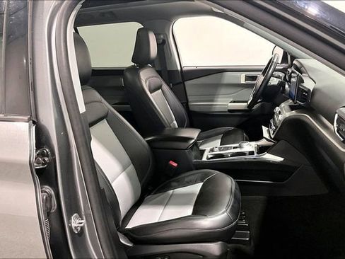 Used 2022 Ford Explorer XLT w/ XLT Sport Appearance Package image 31