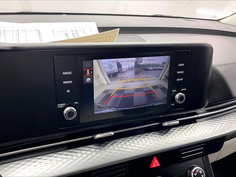 Used 2023 Kia Carnival LX image 23