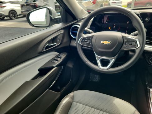 Used 2025 Chevrolet Trax LT w/ LT Convenience Package FWD image 14
