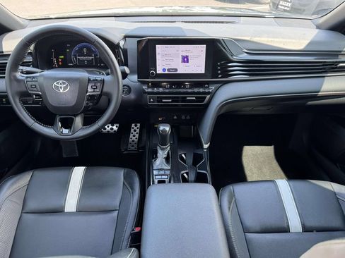Used 2025 Toyota Camry SE FWD image 3
