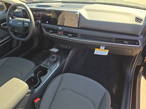 New 2025 Kia K4 LXS image 13