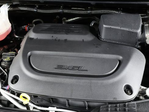 Used 2025 Chrysler Pacifica Select image 17