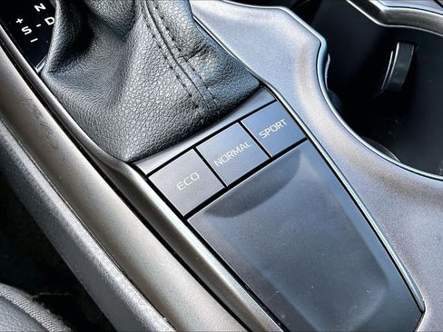 Used 2022 Toyota Camry SE FWD image 31