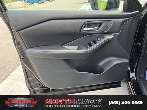 Used 2025 Nissan Rogue SV FWD image 5