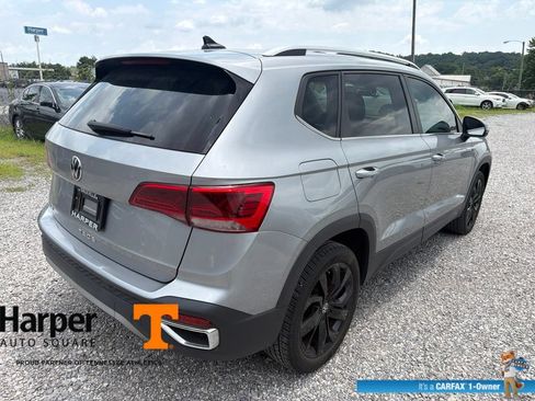 Used 2023 Volkswagen Taos SE w/ Panoramic Sunroof Package FWD image 5