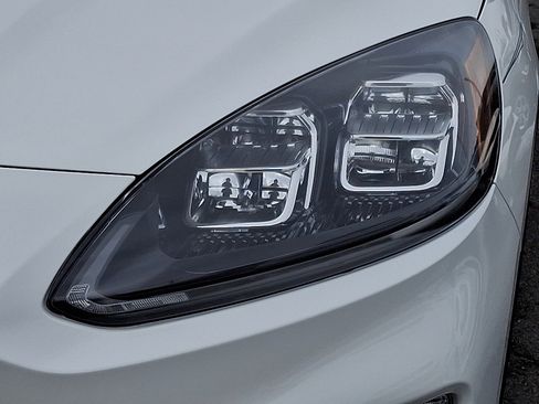 Used 2020 Ford Escape Titanium image 9