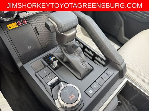 Used 2024 Toyota Tacoma Limited w/ Limited Package (LT) AWD/4WD image 21