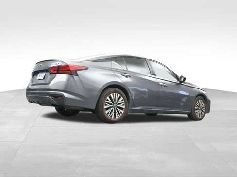 Used 2024 Nissan Altima 2.5 SV FWD image 13