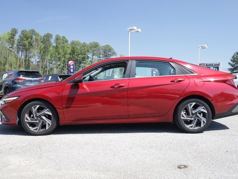 Used 2025 Hyundai Elantra Limited image 2