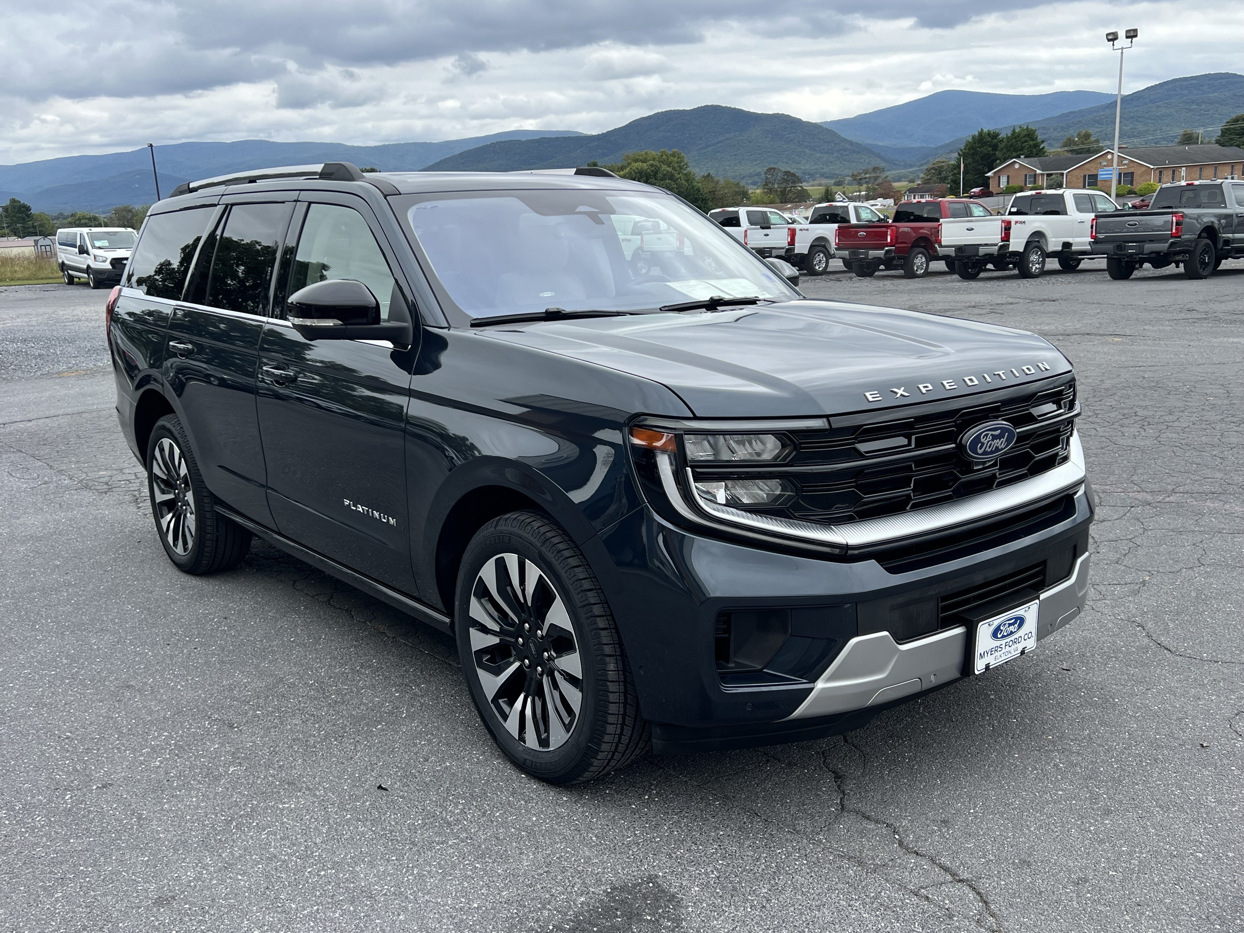 Used 2025 Ford Expedition Platinum w/ Driver's Package AWD/4WD image 4