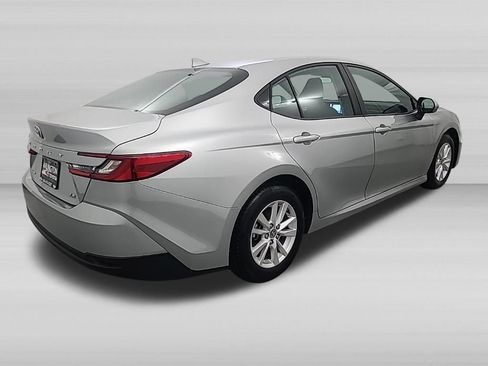 Used 2025 Toyota Camry LE FWD image 4
