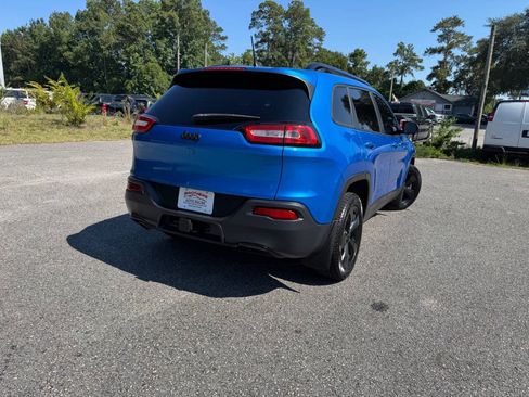 Used 2018 Jeep Cherokee Latitude w/ Altitude Package FWD image 36
