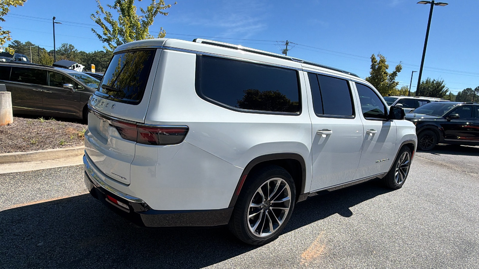 Used 2023 Jeep Wagoneer L Series III w/ Premium Group I AWD/4WD image 8