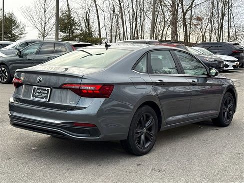 Certified 2023 Volkswagen Jetta SE image 3