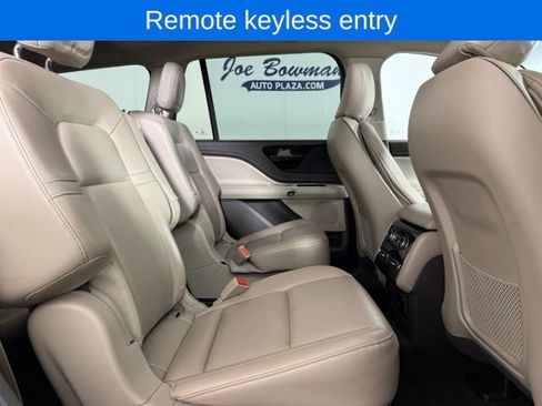 Used 2023 Lincoln Aviator AWD w/ Premium Package image 21