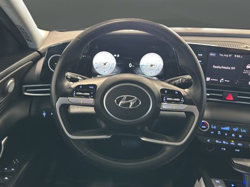 Used 2022 Hyundai Elantra SEL w/ Convenience + Premium Package FWD image 16