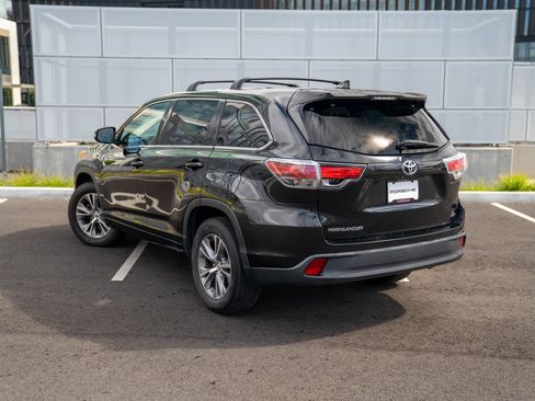 Used 2014 Toyota Highlander Plus FWD image 3