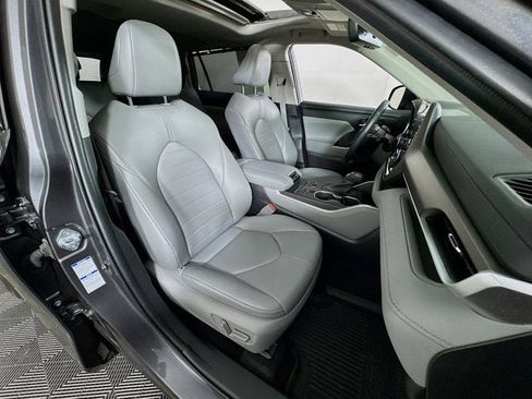 Used 2022 Toyota Highlander XLE image 29